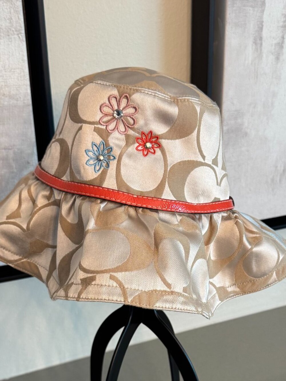 Coach signature cute sunhat. Beige/tan color. Sz M/L, pre-owned